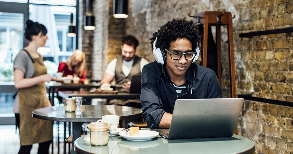 Man_headphones_coffeeshop