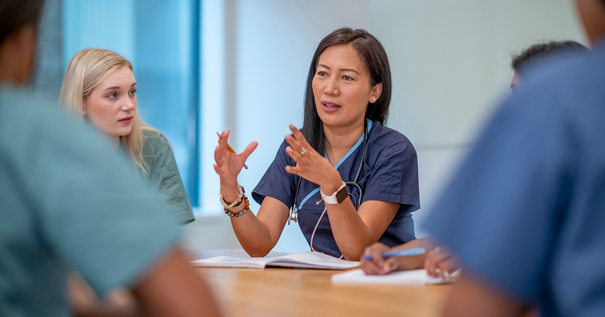 woman_teaching_nurses